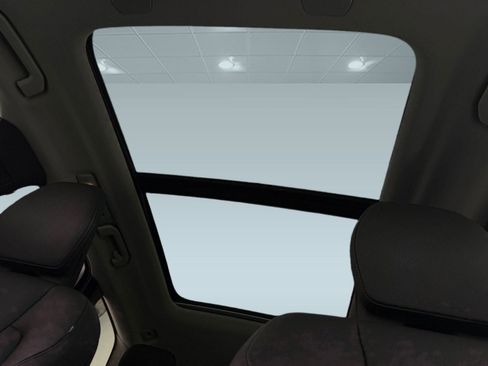 Used 2025 Volvo XC60 B5 Plus image 13