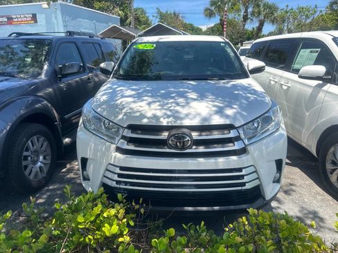 Used 2018 Toyota Highlander LE V6 FWD (Natl) image 2