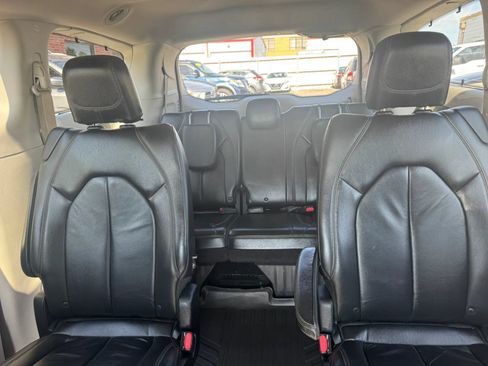 Used 2017 Chrysler Pacifica Touring-L FWD image 23