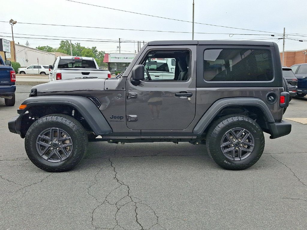 Used 2025 Jeep Wrangler Sport AWD/4WD image 9