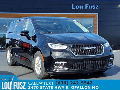 Used 2024 Chrysler Pacifica Touring-L image 1