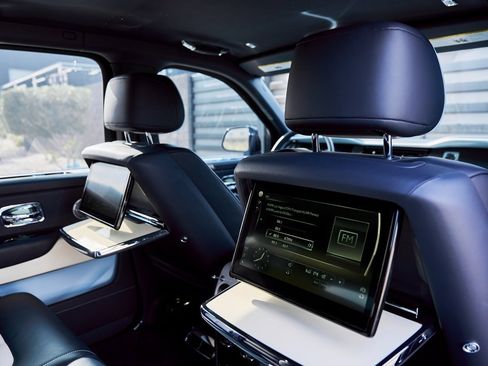 Used 2022 Rolls-Royce Cullinan w/ Cullinan Package image 45