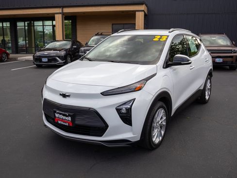 Used 2023 Chevrolet Bolt EUV LT FWD image 3