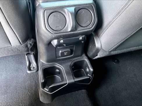 Used 2019 Jeep Wrangler Unlimited Sahara AWD/4WD image 33