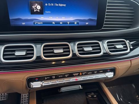 Used 2024 Mercedes-Benz GLS 580 4MATIC image 23