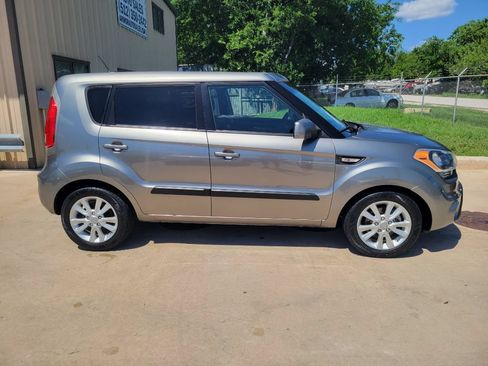 Used 2013 Kia Soul FWD image 2