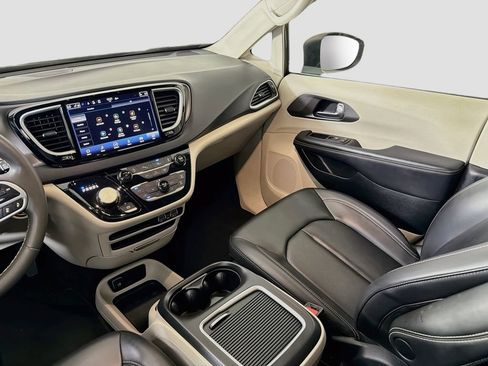 Used 2023 Chrysler Pacifica Touring-L FWD image 26