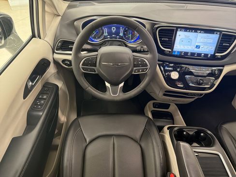 Used 2024 Chrysler Pacifica Touring-L FWD image 26