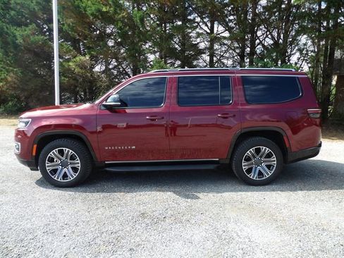 Used 2024 Jeep Wagoneer 4WD w/ Premium Group I image 2