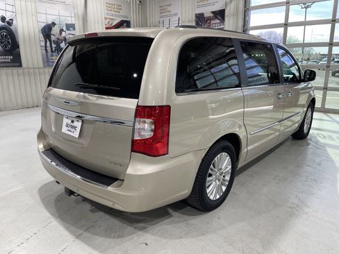 Used 2015 Chrysler Town & Country Limited Platinum image 8