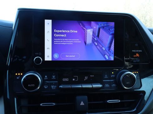 Used 2023 Toyota Highlander XLE image 6