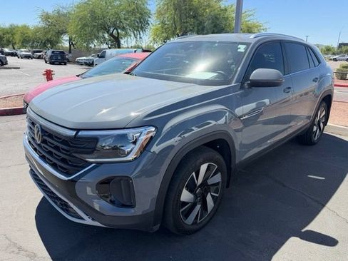 Used 2024 Volkswagen Atlas Cross Sport SE FWD image 2