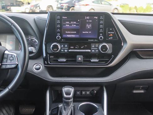 Used 2020 Toyota Highlander LE image 12