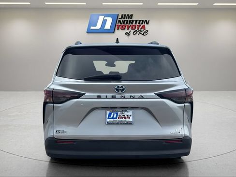 Used 2024 Toyota Sienna LE w/ LE Plus Package FWD image 6