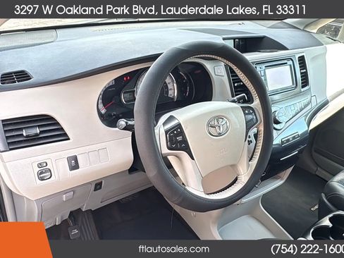 Used 2014 Toyota Sienna SE FWD image 20