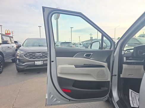 Used 2023 Kia Carnival LX FWD image 13