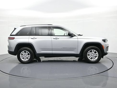 Used 2023 Jeep Grand Cherokee Laredo w/ Luxury Tech Group I AWD/4WD image 5