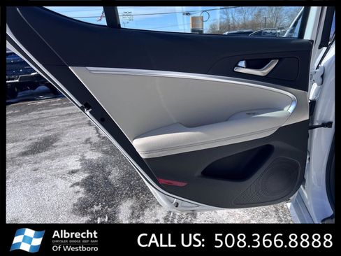 Used 2025 Genesis G70 2.5T image 14