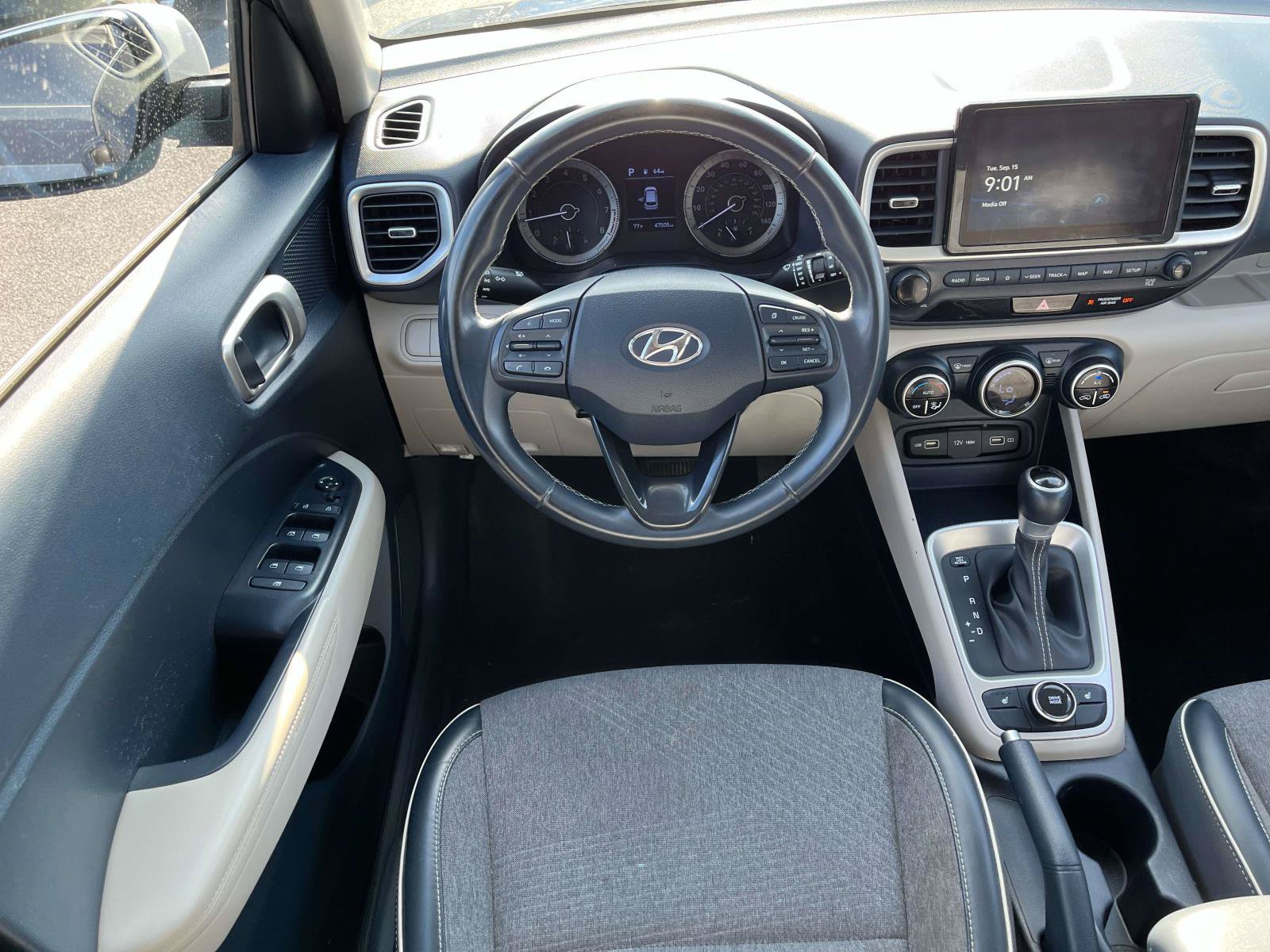 Used 2022 Hyundai Venue Limited FWD image 12