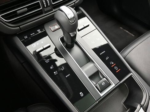 Certified 2022 Porsche Macan image 21