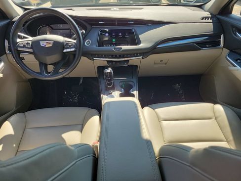 Used 2023 Cadillac XT4 Luxury w/ Cold Weather Package FWD image 21