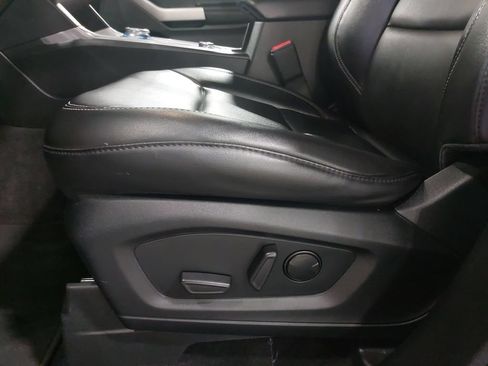 Used 2022 Ford Explorer XLT w/ Equipment Group 202A AWD/4WD image 31