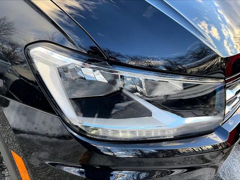 Used 2021 Volkswagen Tiguan SE w/ Panoramic Sunroof Package image 25