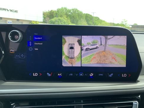 Used 2024 Chevrolet Traverse LT image 25