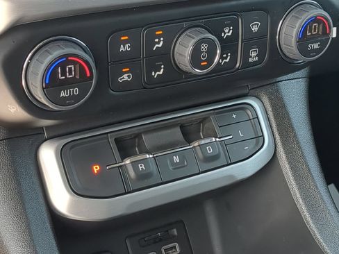 Certified 2023 GMC Acadia SLT w/ Preferred Package FWD image 14