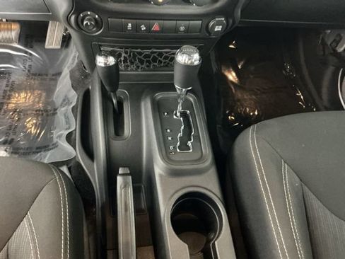 Used 2015 Jeep Wrangler Unlimited Rubicon w/ Connectivity Group AWD/4WD image 18