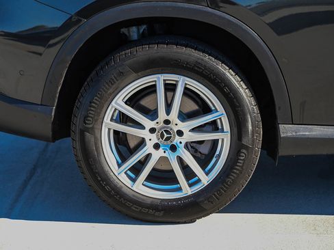 Used 2025 Mercedes-Benz GLC 300 4MATIC image 11