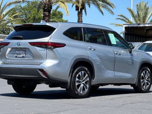 Used 2021 Toyota Highlander XLE AWD/4WD image 3