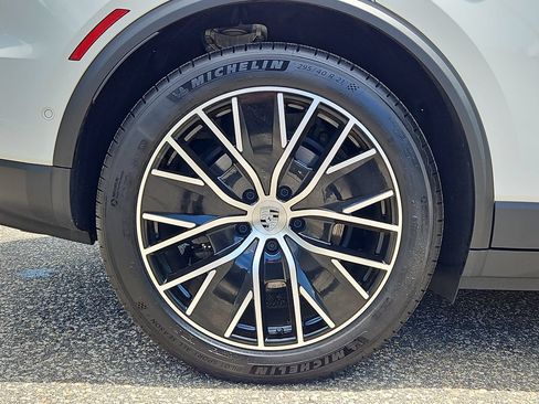 Certified 2025 Porsche Macan 4 Electric AWD/4WD image 11