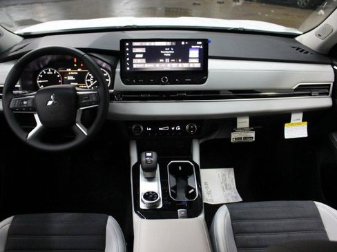 New 2025 Mitsubishi Outlander SE image 20