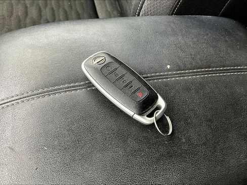 Used 2025 Nissan Pathfinder SV FWD image 33