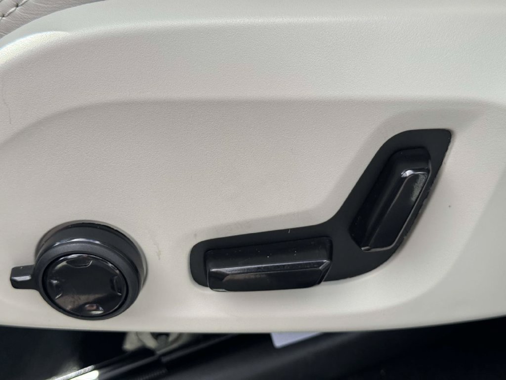 Certified 2025 Volvo XC90 T8 Ultra w/ Protection Package Premier AWD/4WD image 16