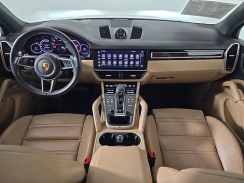 Certified 2023 Porsche Cayenne Platinum Edition image 28