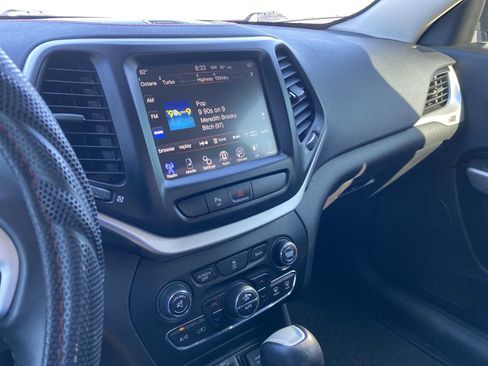 Used 2018 Jeep Cherokee Trailhawk AWD/4WD image 23