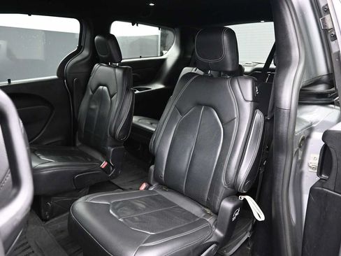 Used 2020 Chrysler Pacifica Touring-L w/ Advanced Safetytec Group AWD/4WD image 13