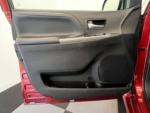 Used 2016 Toyota Sienna SE Premium image 7