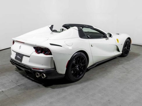 Used 2021 Ferrari 812 GTS image 8