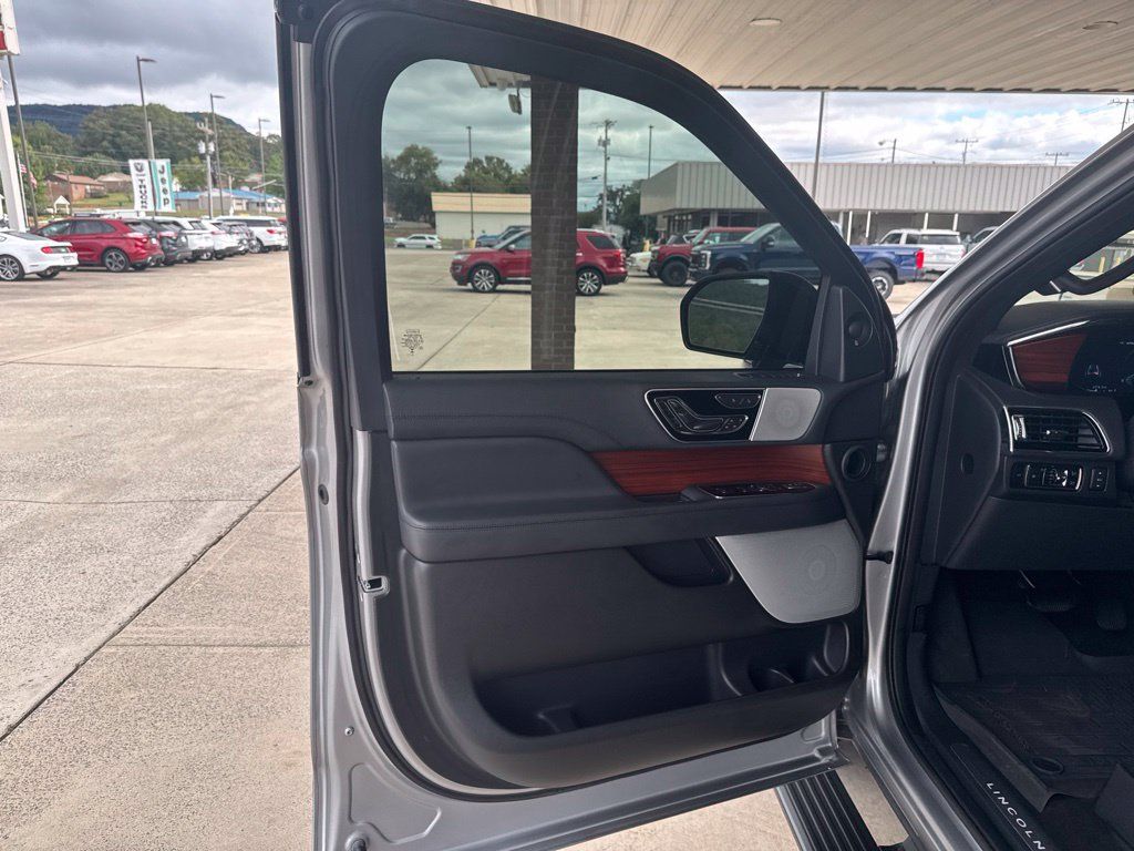 Used 2024 Lincoln Navigator Reserve AWD/4WD image 16