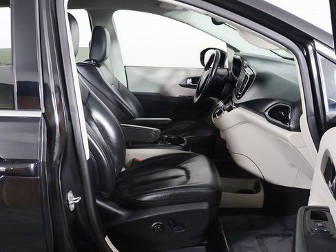 Used 2020 Chrysler Pacifica Touring-L Plus image 25