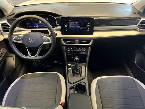 Used 2025 Volkswagen Taos SE FWD image 18