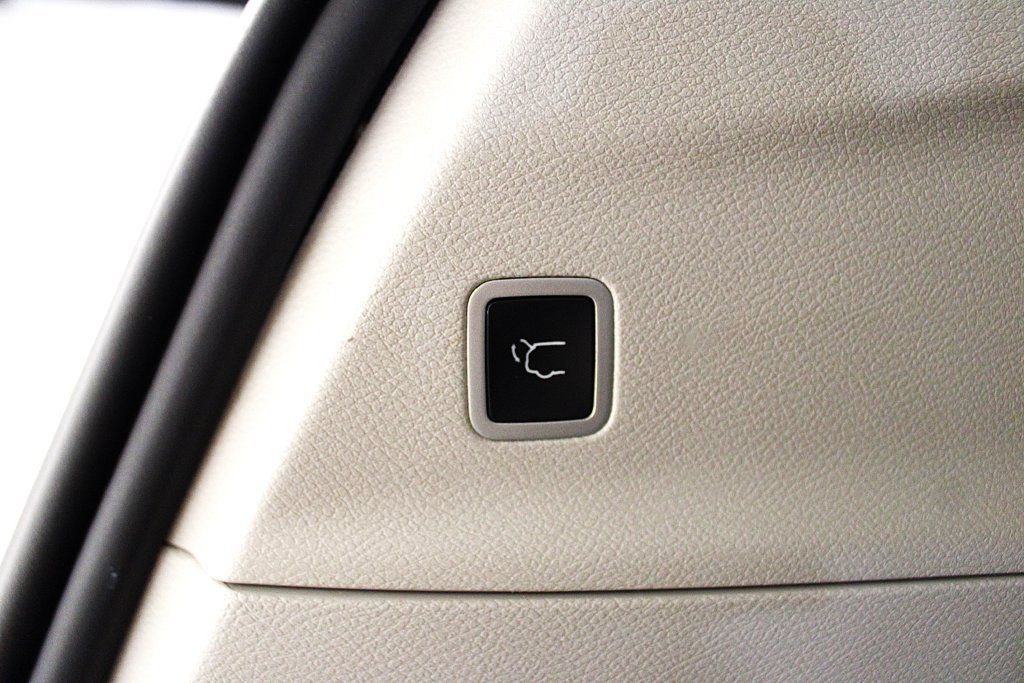 Certified 2024 Chrysler Pacifica Touring-L FWD image 40