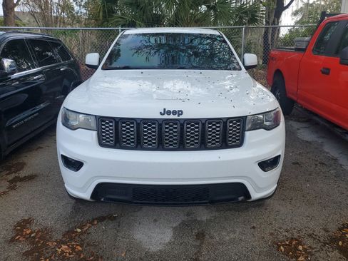 Used 2017 Jeep Grand Cherokee Altitude image 3