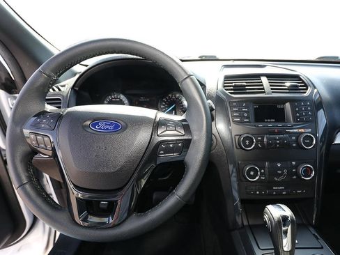 Used 2018 Ford Explorer XLT FWD image 13