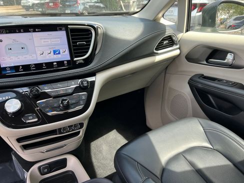 Used 2023 Chrysler Pacifica Touring-L FWD image 42