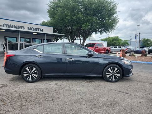 Used 2022 Nissan Altima 2.5 SV image 2