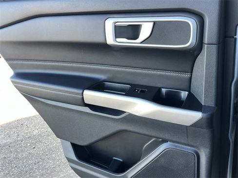 Used 2022 Ford Explorer XLT w/ Equipment Group 202A image 19